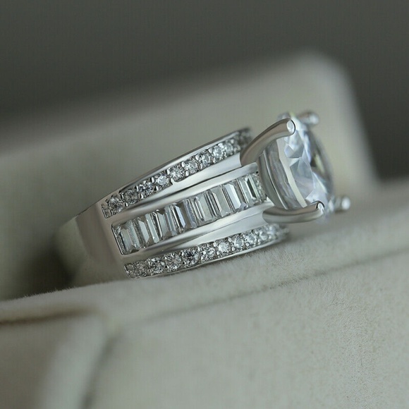 New 925 Silver Round Cut White Sapphire Ring - Picture 4 of 5